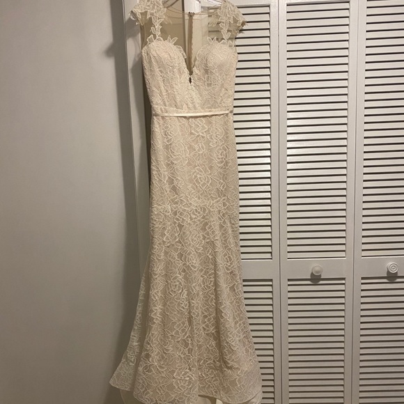 This dress needs a bride - Picture 1 of 7
